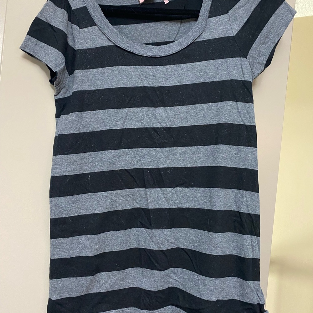 Size medium , juicy couture top, gray with black sparkles